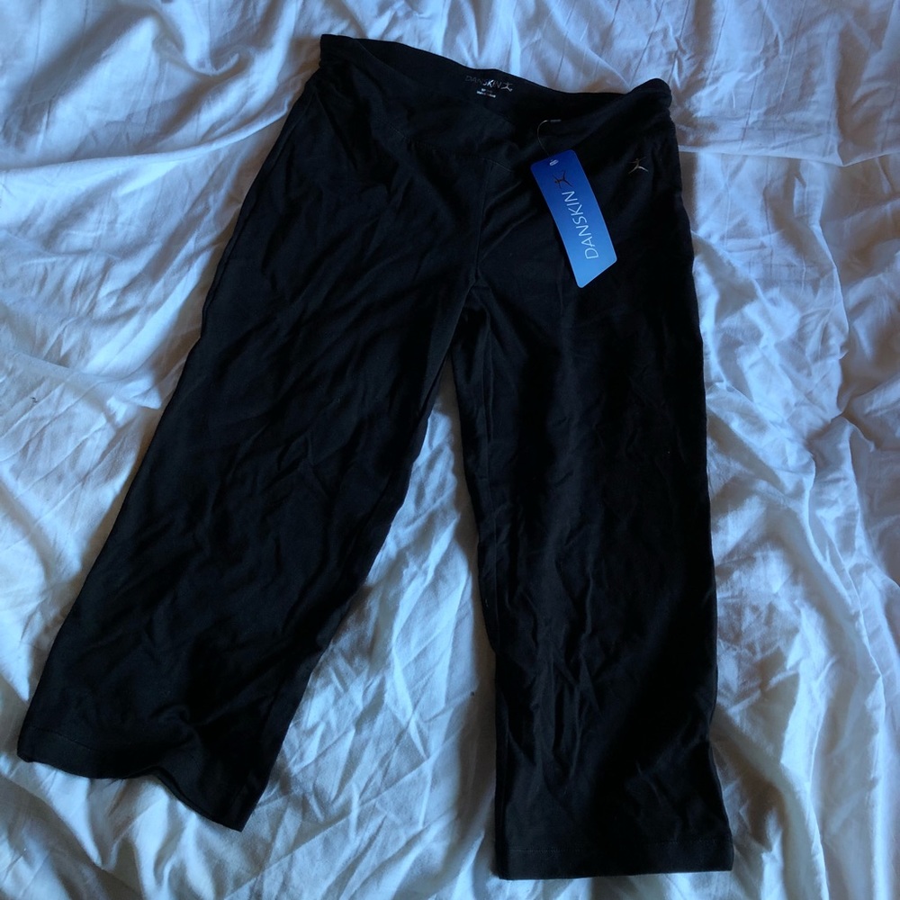 ✨DANSKIN CAPRI YOGA PANTS✨